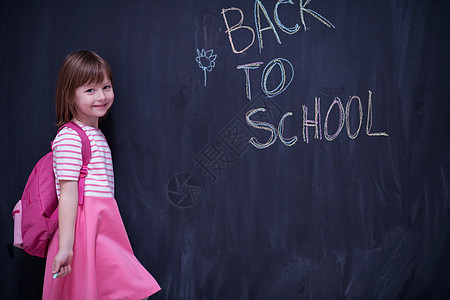 背背背书写黑纸板的女童绘画小学生孩子童年课堂微笑粉色学生女性粉笔图片