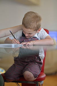 家庭作业帮助男生妈妈乐趣铅笔父母绘画工作女士学习背景图片
