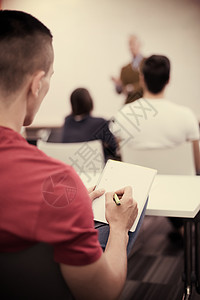 男学生在课堂做笔记写作课程测试知识演讲班级学习成人训练教育图片