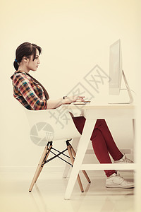 创办创业企业 从事台式计算机工作的妇女学生创造力女士软件微笑人士商务职场办公室桌子图片