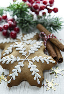 圣诞姜饼 配白木上圣诞节装饰品图片