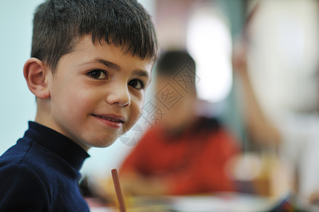 学龄前儿童男生学校桌子乐趣教育幼儿园孩子们房间微笑家庭图片