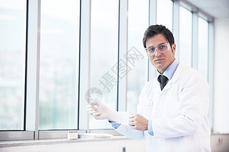实验室中研究和科学研究及科研人员男人成人工作测试液体实验瓶子工人眼镜技术员图片