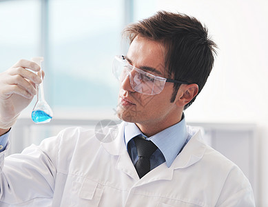 实验室中研究和科学研究及科研人员工作化学品技术员生物学解决方案测试医生工人液体男性图片