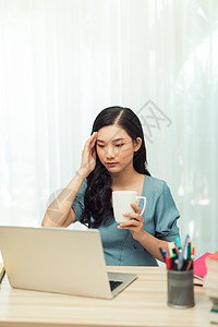 拥有膝上型计算机饮用水咖啡的妇女或女学生或女学生工作动机数字大学成人桌面桌子效率学习青少年背景图片