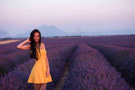 在熏衣草场穿黄色衣服的女人幸福草地薰衣草裙子自由天空日落头发女士紫色图片