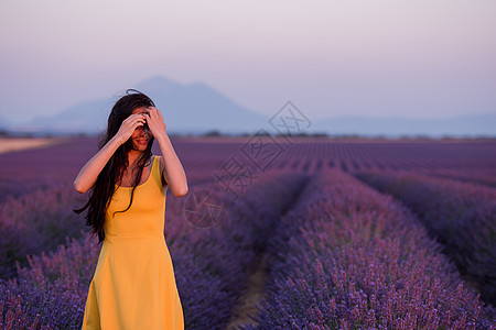 在熏衣草场穿黄色衣服的女人女士自由裙子头发女孩天空薰衣草草地日落场地图片