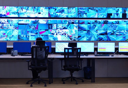 在安全数据系统控制室工作的女性操作员 女操作员技术员技术机构监督视频办公室电脑工作站警卫控制器背景图片