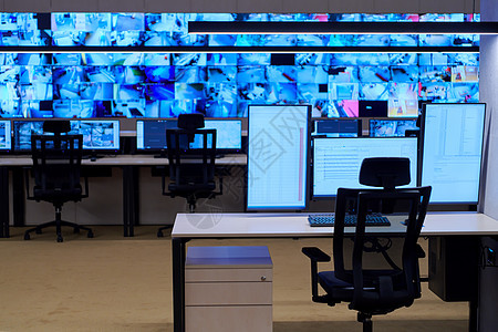 大型现代安保系统控制室的空内置安全系统控制室监督职场监控电话视频控制椅子办公室屏幕车站图片