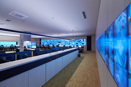 大型现代安保系统控制室的空内置安全系统控制室椅子服务办公室桌子控制木板监督监控电脑数据图片