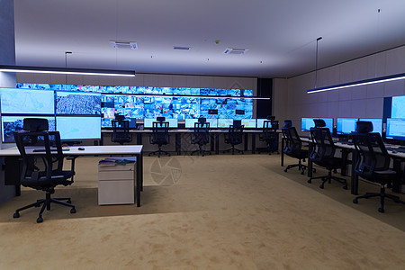 大型现代安保系统控制室的空内置安全系统控制室监督服务警报展示工作站房间监视器桌子监视屏幕图片