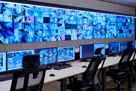 大型现代安保系统控制室的空内置安全系统控制室电脑视频监视器商业车站电话监视椅子服务安全背景图片