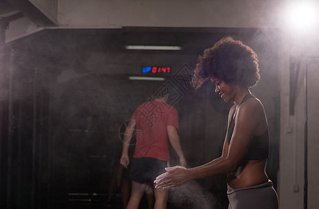 黑人妇女准备爬山锻炼举重俱乐部重量女孩肌肉健身房运动滑石粉末粉笔图片