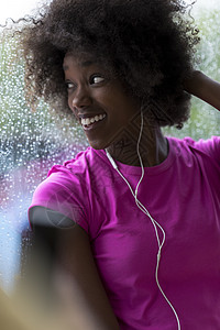 年轻美籍女子在体育场听音乐时的肖像运动装微笑训练窗户女孩饮食女性女士音乐舞蹈图片