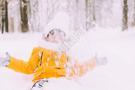 这孩子在冬天的生活方式下雪 冬季散步 一篇关于儿童冬季闲暇的文章季节孩子们假期微笑幸福投掷帽子雪堆活动公园图片