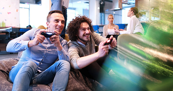 玩电脑游戏的办公室工作人员领导智力技术竞赛工人人士微笑活动合伙商业图片