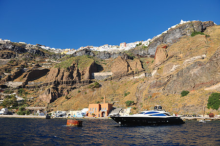 桑托里尼岛海岸配有豪华游艇旅行乘客港口帆船钓鱼蓝色海洋奢华海岸线火山图片
