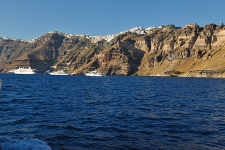 桑托里尼岛海岸配有豪华游艇旅行海洋火山海岸线天空港口运输钓鱼血管帆船图片