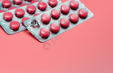 粉红色圆形药片装在粉红色背景的泡罩包装中 止痛药 服药 药房产品包装 医药行业 处方药 用于缓解疼痛的药片图片