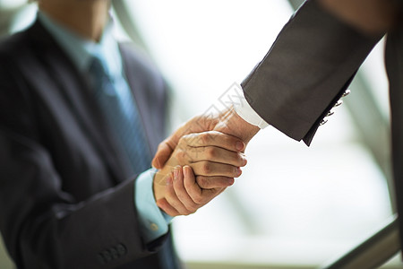 商务人士握手 与他的合伙人达成交易协议团体商务会议人士合伙同事职员公司手势伙伴图片