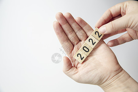 人手握着2022年的白色背景最顶端视图 一个带有复制空间的最小概念 新年快乐图片
