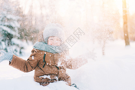 这孩子在冬天的生活方式下雪 冬季散步 一篇关于儿童冬季闲暇的文章季节孩子们家庭乐趣快乐活动投掷帽子假期公园图片