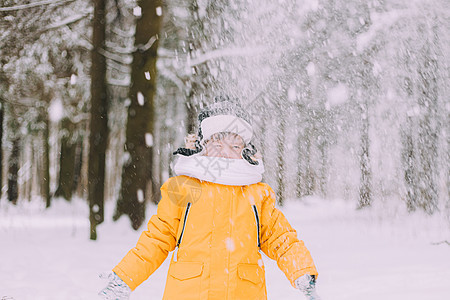 这孩子在冬天的生活方式下雪 冬季散步 一篇关于儿童冬季闲暇的文章快乐家庭季节孩子们喜悦男生雪堆幸福乐趣假期图片