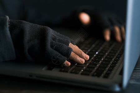 修改密码黑客手从上到下从笔记本电脑上窃取数据风险间谍身份机密技术电子密码程序员刑事程序背景