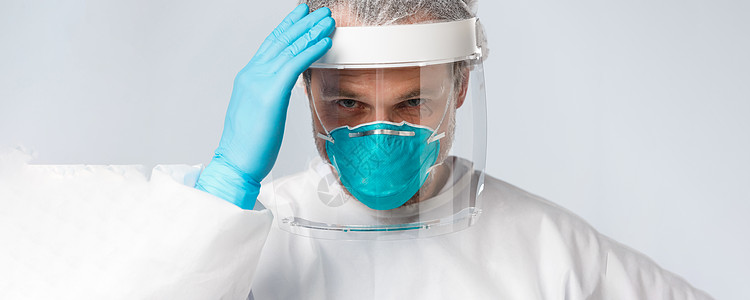 Covid19 预防病毒 医护人员和疫苗接种概念 医用呼吸器 PPE 面罩 带冠状病毒病患者进入房间的中年医生或护士医务室外科管图片