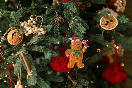 紧贴美丽的装饰的圣诞树展示肉桂彩灯圣诞房间新年玩具松树礼物金子图片