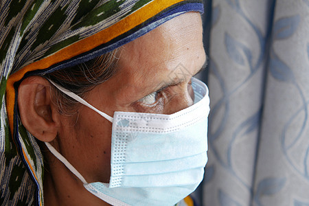 一名戴外科面具的印度老妇女的肖像压力发烧紧张焦虑疾病老年情感感染卫生封锁背景图片
