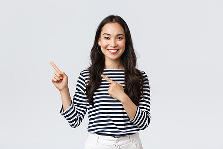 生活方式 人们的情绪和随意概念 美丽的韩国年轻女性广告产品 微笑的相机兴奋起来 在宣传横幅上左上角指着手指Promo旗下女孩喜悦背景图片