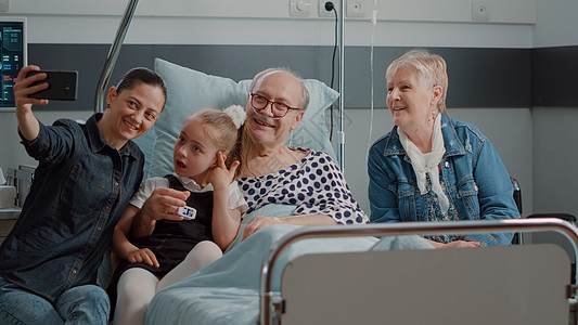 家庭探访退休男子 在医院病房自首;和图片