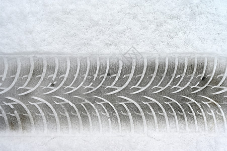 雪中的车胎轨迹 冬季的交通和冬季轮胎概念 在冬天的时候季节风险速度冻结农村车轮雪胎牵引力天气危险图片