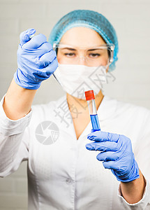 在实验室工作的年轻女青年科学家;在实验室工作图片