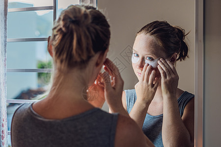 美容红头发女人的肖像 有眼罩 显示完美皮肤的效果 Spa Girl护理面具小路凝胶水电女性补水技术化妆品胶原图片