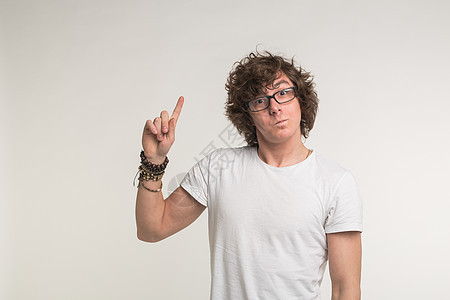 一个年轻有趣的男人的肖像 有想法 用手指指着 孤立在白色背景上的手指图片