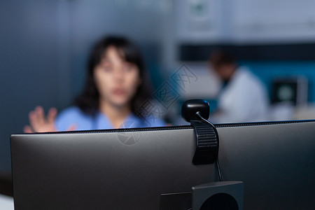 特写用于视频通话的计算机上的网络摄像头医疗电话从业者专家病人相机内阁女士电脑互联网图片