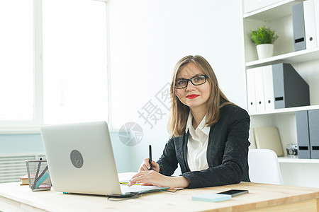 摄影和图形艺术概念     制图师在明亮的办公室使用平板女孩女性商务绘画职场享受人士软垫图表电脑图片