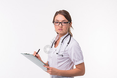 手持笔的女医生 在剪贴板上写一些关于白背景的东西历史考试诊所文档医院工作保健既往史帮助药品图片