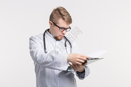 持有白色背景文件文件夹的听诊器医生有听诊镜专家急诊室知识工作外套临床男人男性保健医学图片