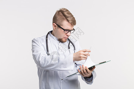 男医手在白色背景的剪贴板上 找东西图片