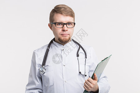 男性医学医生在白色背景上持有剪贴板学生医院职业帮助服务处方卫生病人诊所诊断图片