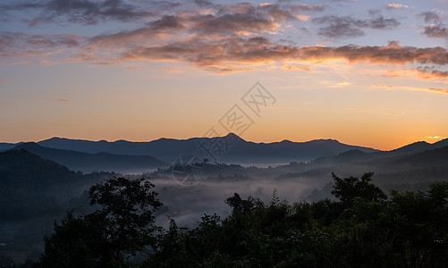 北泰国清迈山的夕阳落日薄雾冒险蓝色顶峰土井天空日落太阳国家日出图片