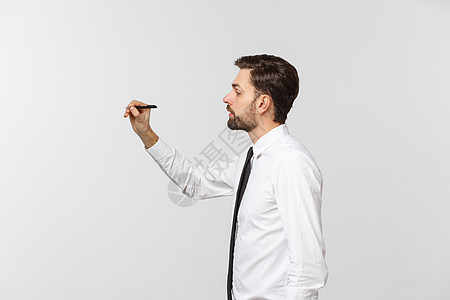 一位年轻商务人士拿着笔 准备写东西 孤立在白色背景上的一面景象学生成功屏幕草图商业商务铅笔老师教育经理图片
