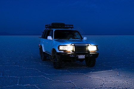 Uyuni盐层的汽车位于玻利维亚阿尔蒂平原高地 海拔4 000米 高于海平面图片