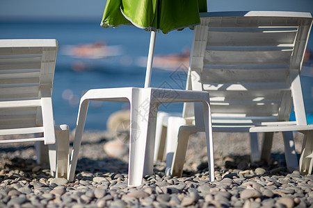 几个白太阳休息员和一只雨伞 在荒凉的海滩上 完美的假期概念旅行躺椅海洋海岸线晴天天堂热带海岸蜜月蓝色图片