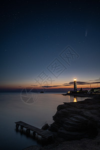 夜晚HDR在旧灯塔上对新慧星的纵向 人类发展报告 景观观背景