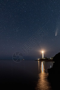 夜晚夜空中白色灯塔上新颖彗星的全景场景地球宇宙星系支撑海滩星光星星海洋城市夜景图片