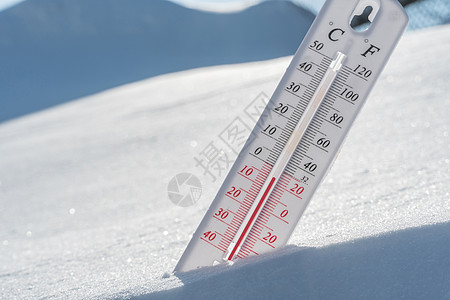 温度计位于雪地上 在蓝天的寒冷天气中显示负温度 空气和环境温度低的气象条件 气候变化和全球变暖仪表状况预测气候寒意冷却雪堆预报数图片